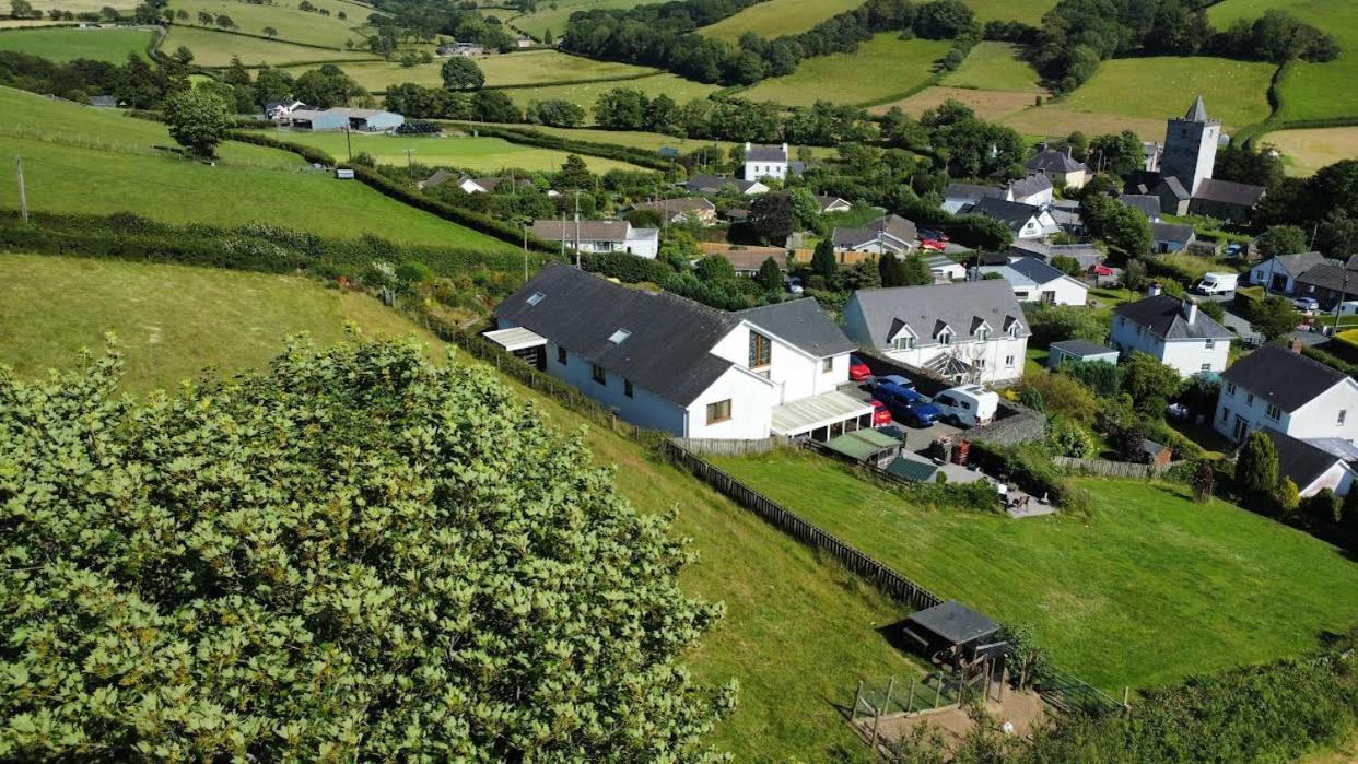Y Grange Bed & Breakfast Llanfihangel-y-Creuddyn Exterior foto